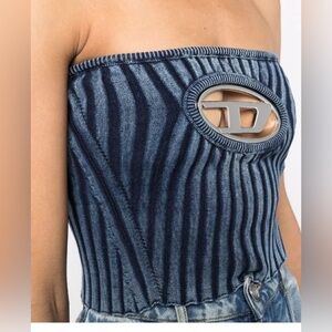 Diesel
M-Clarksville logo-plaque bandea